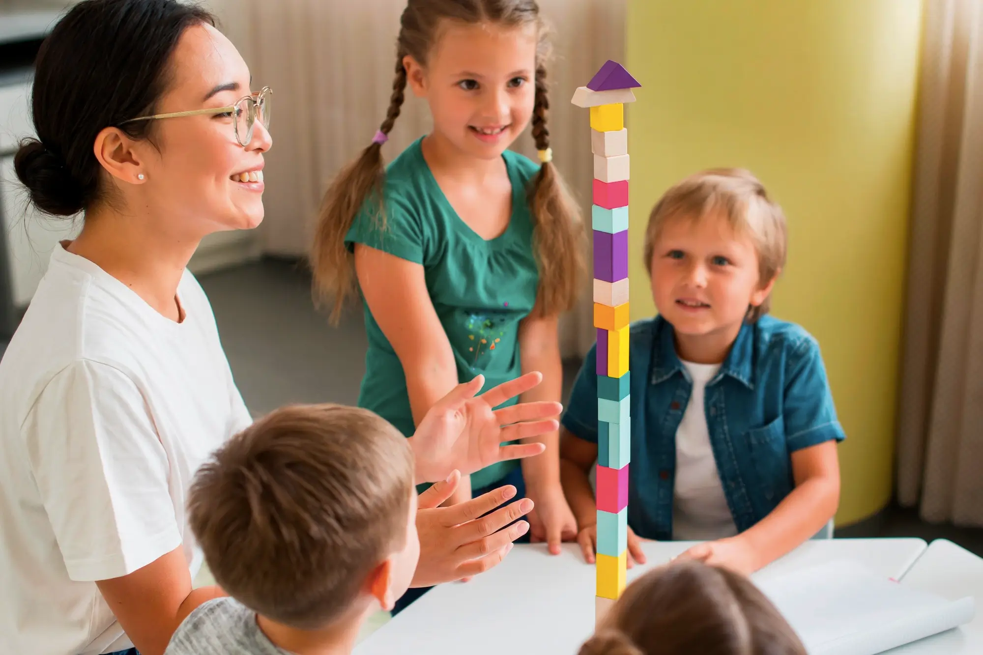 Professora elaborando Brincadeiras para Sala de Aula com os alunos