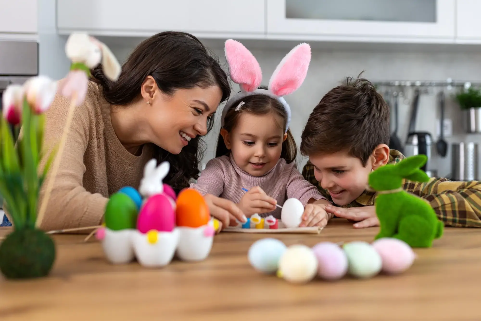 Mãe e filhos fazendo Brincadeiras de Páscoa